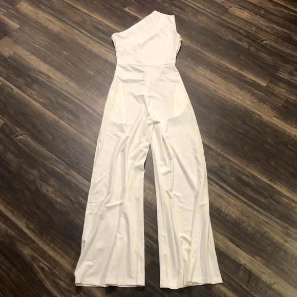 ❌❌ SOLD ❌❌ Lulu’s One Shoulder Wide Leg Jumpsuit - Picture 3 of 8